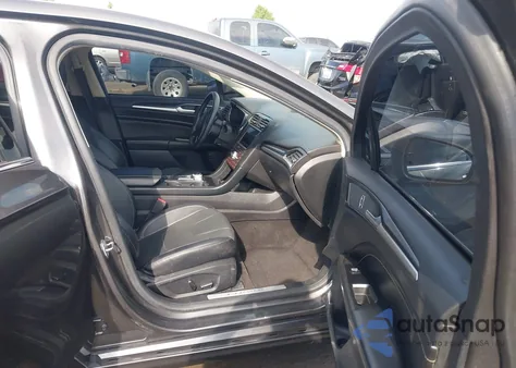 2020 Ford Fusion Plug-In Hybrid Titanium z USA, uszkodzony, nr VIN 3FA6P0SU1LR232526